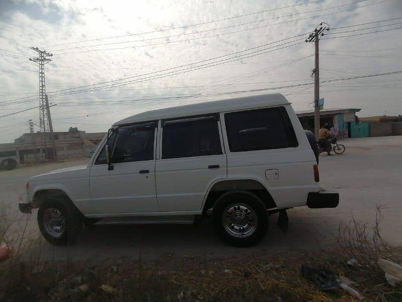 Mitsubishi Pajero 1990 7