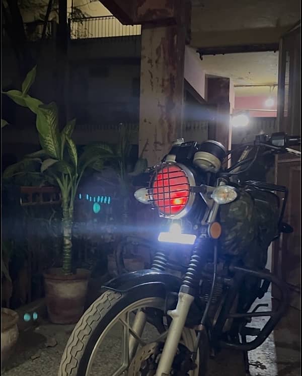 Suzuki GS 150 SE 2018 urgent sale good price with Helmet & num plate 18