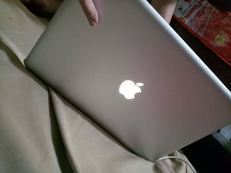 A beautiful MacBook pro for sale 10 by 10 condition 5