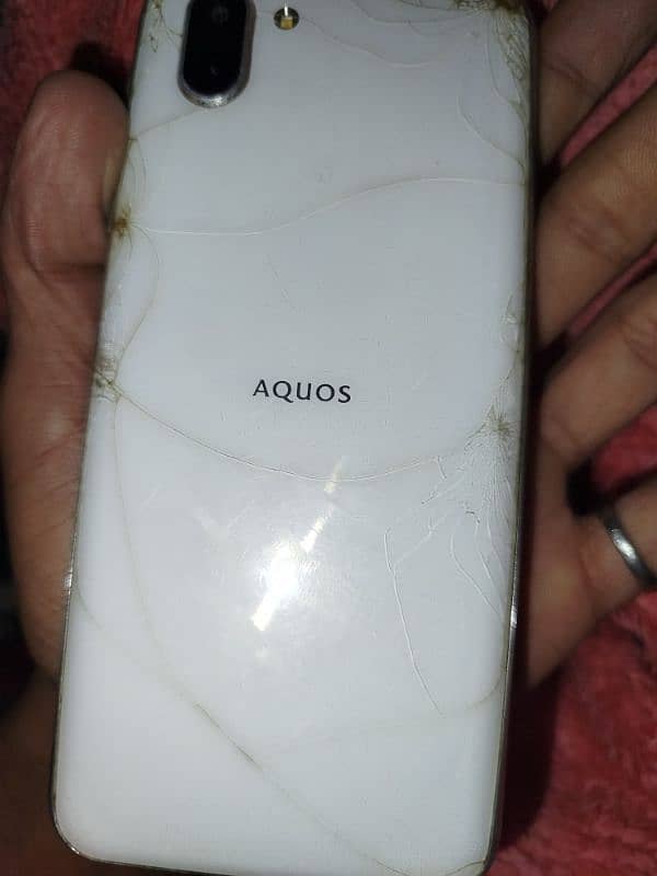 Aquos r2 non pta 10/8 condition back crack . . 0