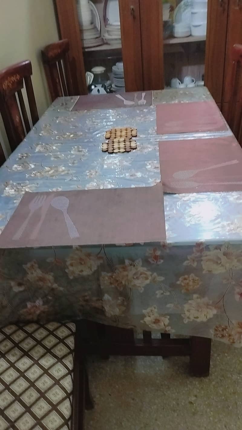 Dinnig table with chairs 2