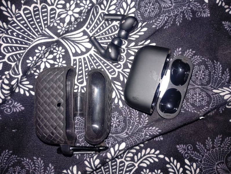 Airbuds pro black with black case 4