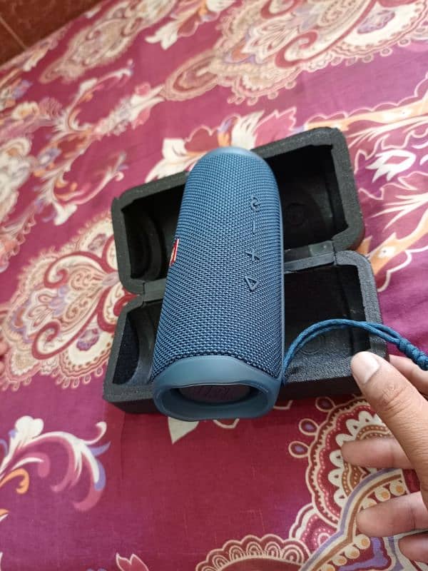 JBL Flip 5 Bluetooth speaker 0