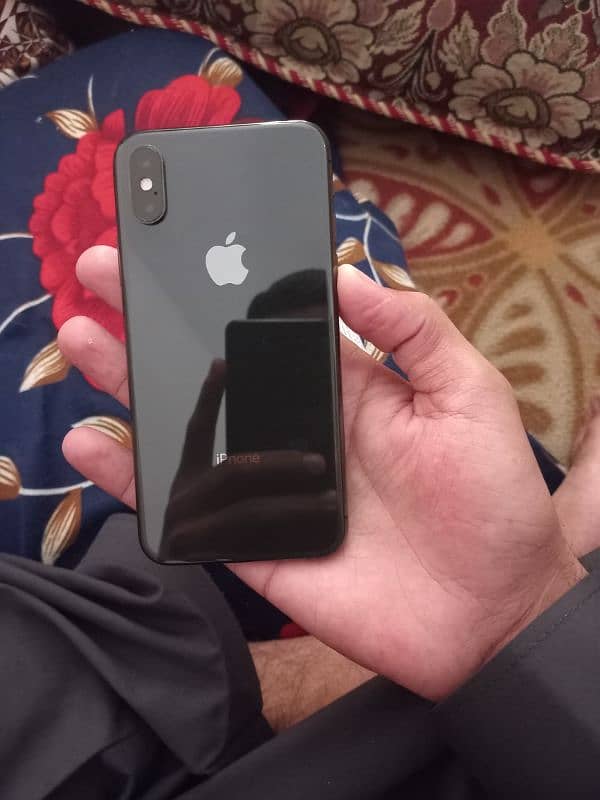 selling iphone xs brand new condition 1