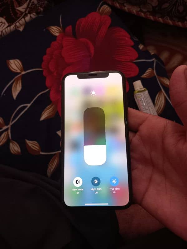 selling iphone xs brand new condition 2