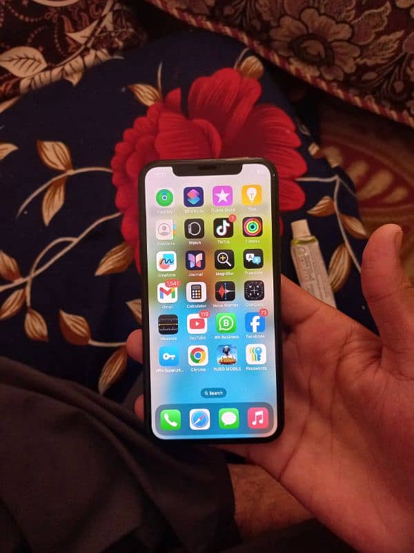 selling iphone xs brand new condition 5