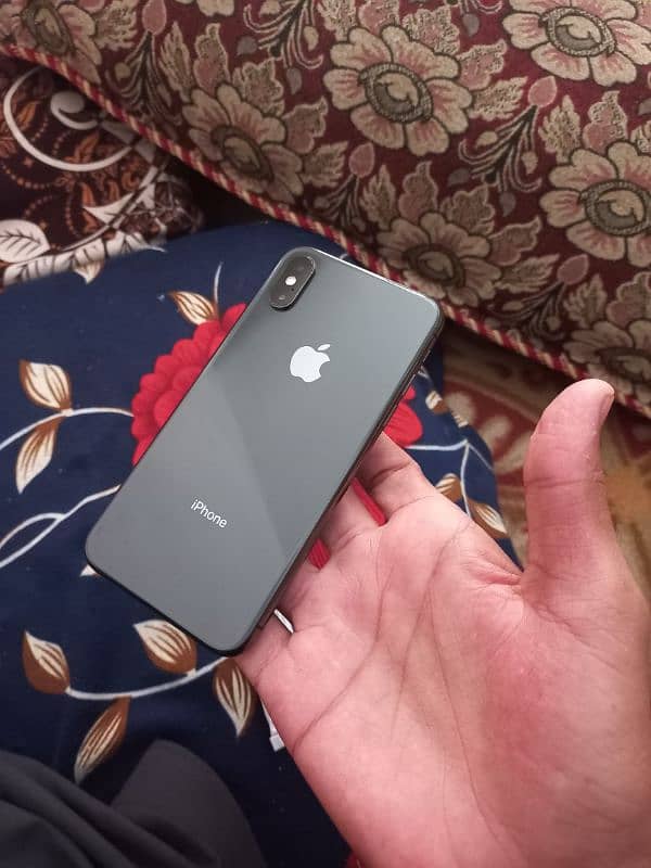 selling iphone xs brand new condition 6