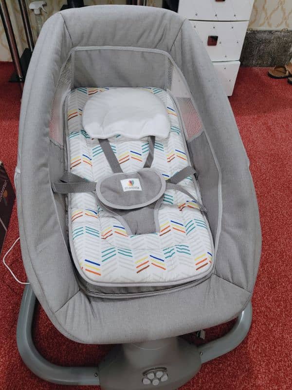 Mastela 3 in 1 Deluxe Multi Functional bassinet 1