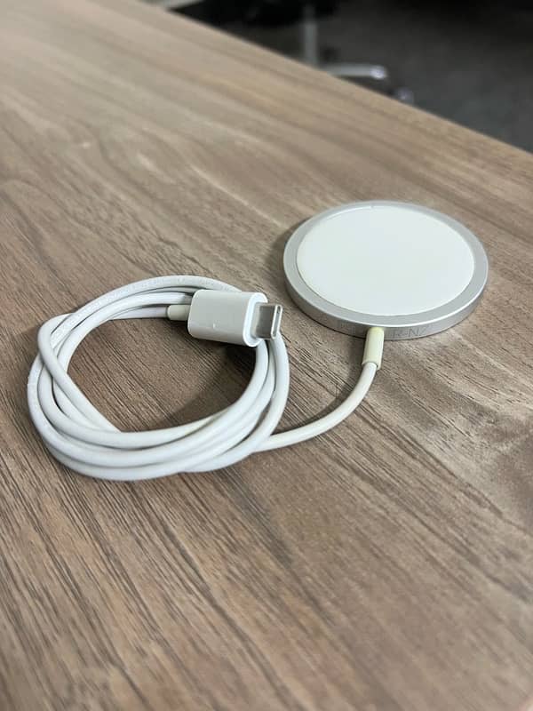 Apple Magsafe Charger 1