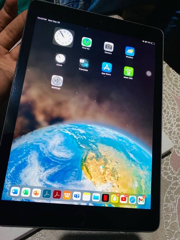 ipad ( 6th generation 32 gb) 10/10 1