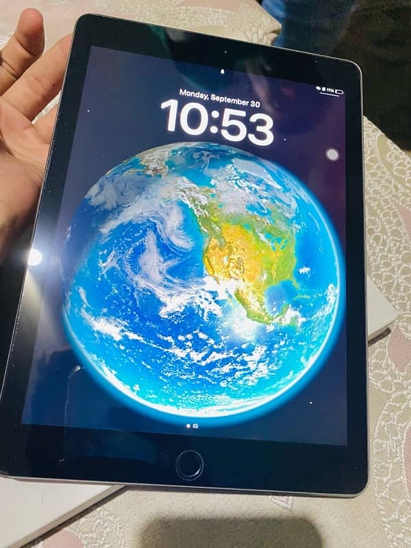 ipad ( 6th generation 32 gb) 10/10 2