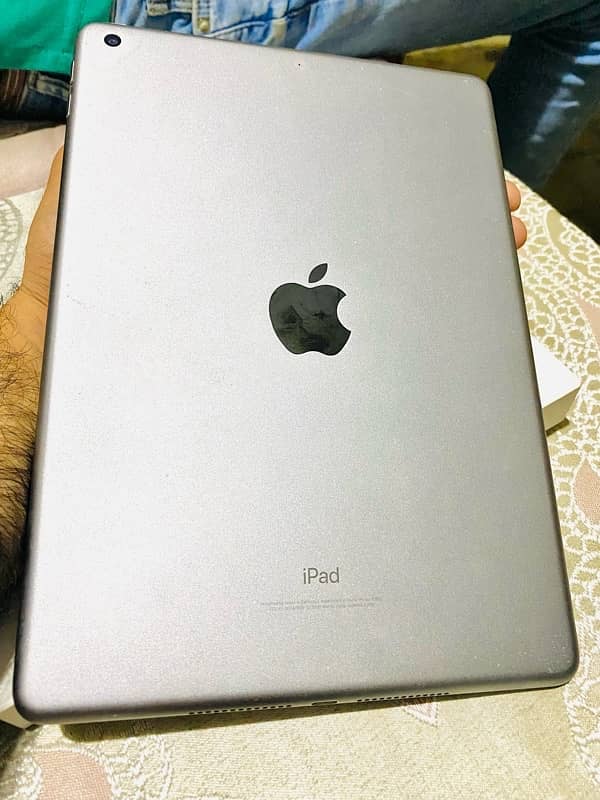 ipad ( 6th generation 32 gb) 10/10 3