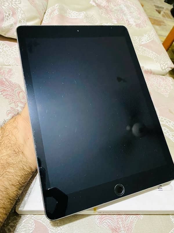 ipad ( 6th generation 32 gb) 10/10 7