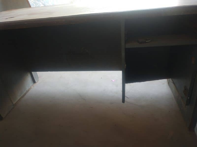 Office Table condition wise achi h only serious buyer contact me 4