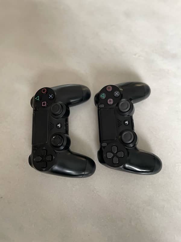 PS4 Slim 500GB with two controllers 3