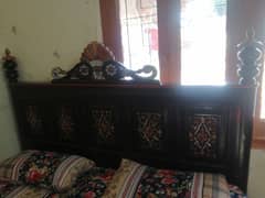 put wooden bed in king size