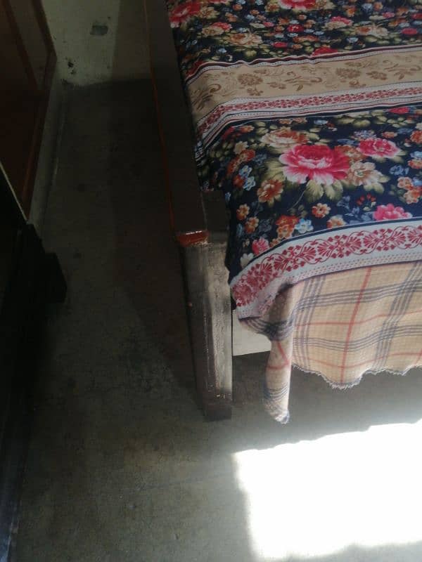 put wooden bed in king size 4