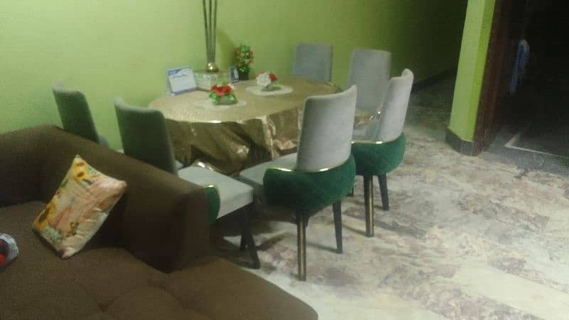 Dining table and chairs only 6 month used. high Quality 0