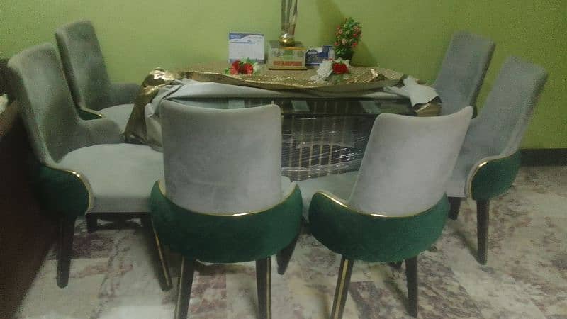 Dining table and chairs only 6 month used. high Quality 1