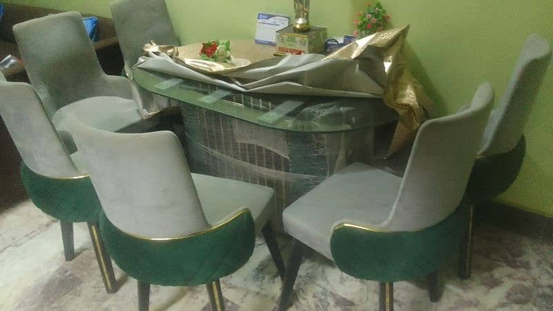 Dining table and chairs only 6 month used. high Quality 2