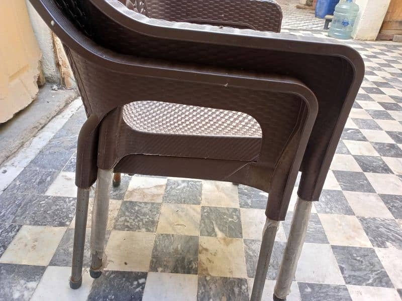 4 Chairs + 1 Table Plastic 1