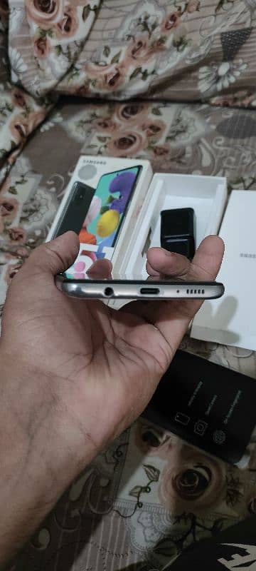 Samsung A51 one hand use 4