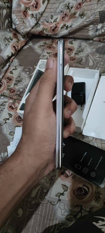 Samsung A51 one hand use 6