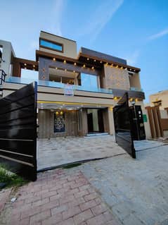 10 Marla House For Sale in Bahria Town Lahore.