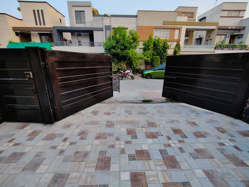 10 Marla House For Sale in Bahria Town Lahore. 14