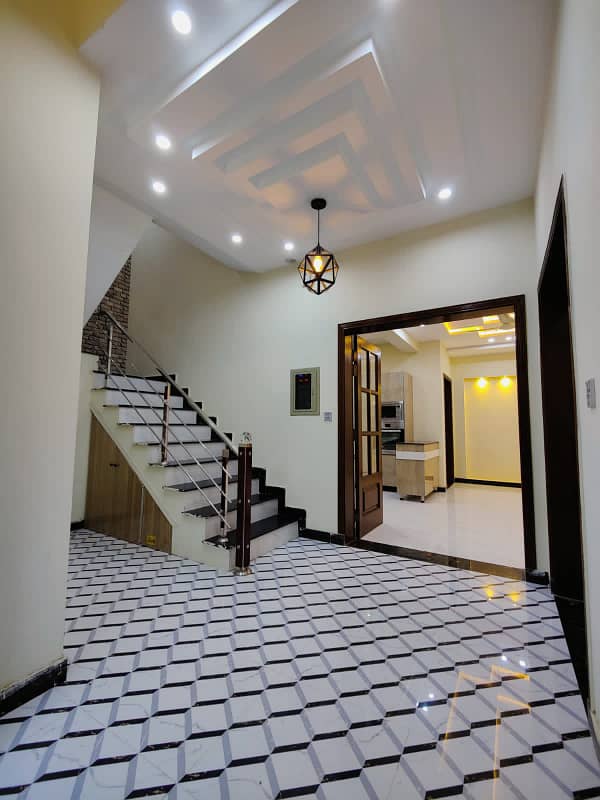 10 Marla House For Sale in Bahria Town Lahore. 18