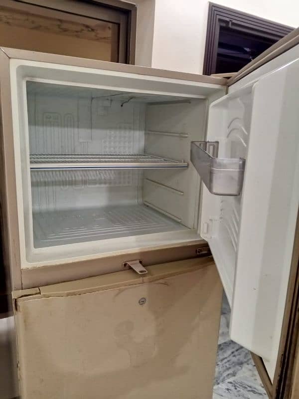 wanna sell this refrigerator 2