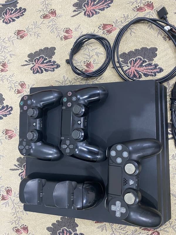 ps4 pro, 3 controllers 2