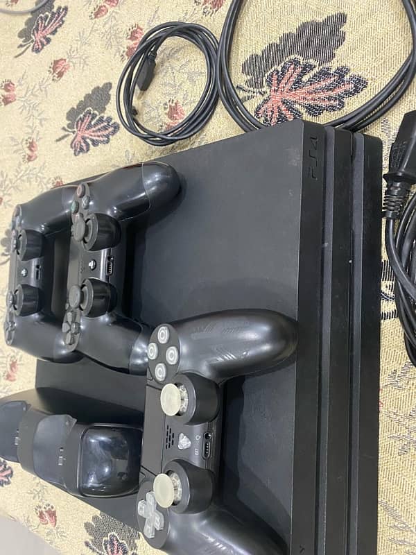 ps4 pro, 3 controllers 4