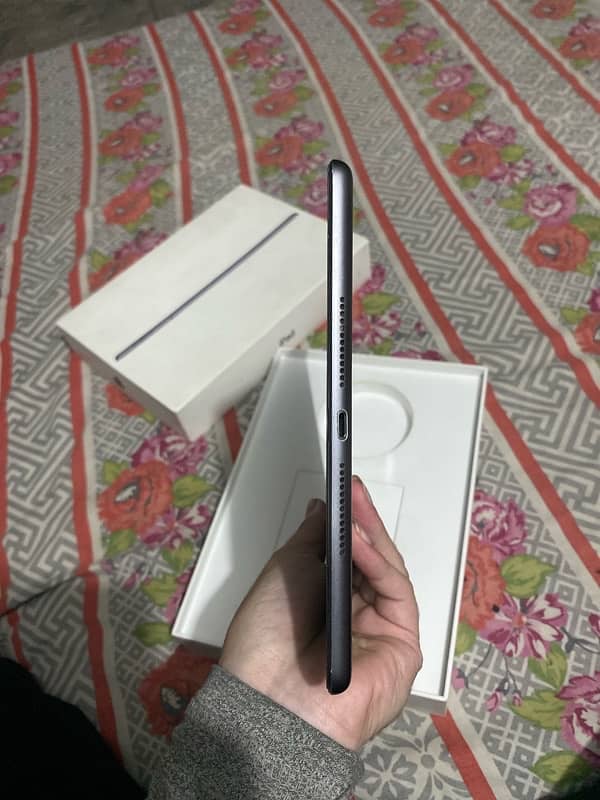 Ipad 7th Gen (32gb)-celluler with box 4