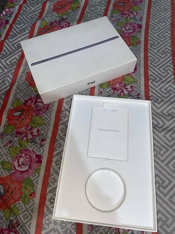 Ipad 7th Gen (32gb)-celluler with box 6