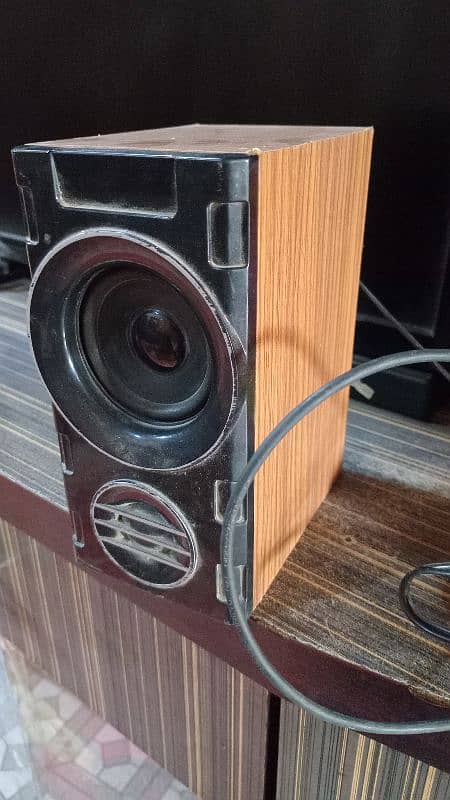 computer speaker good condition 0/3/1/5/8/0/6/7/7 5