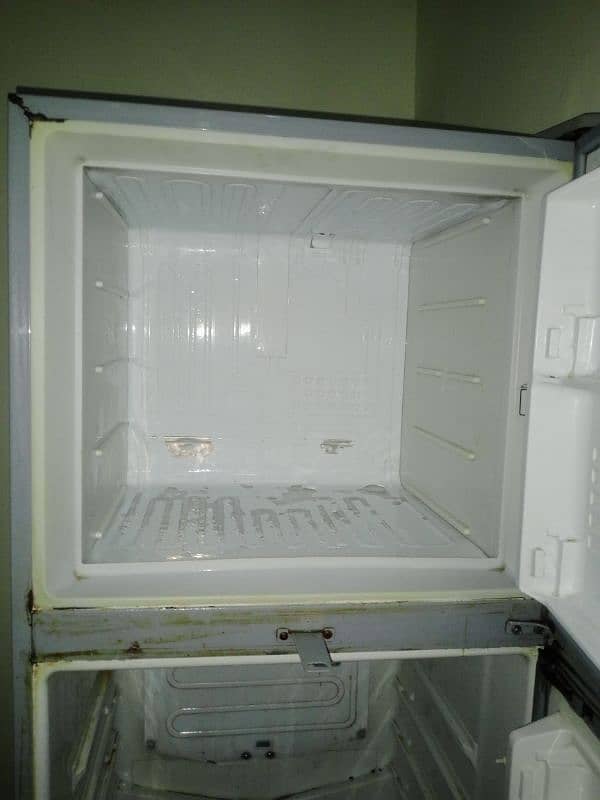 Dawlance fridge  Size. medium 1