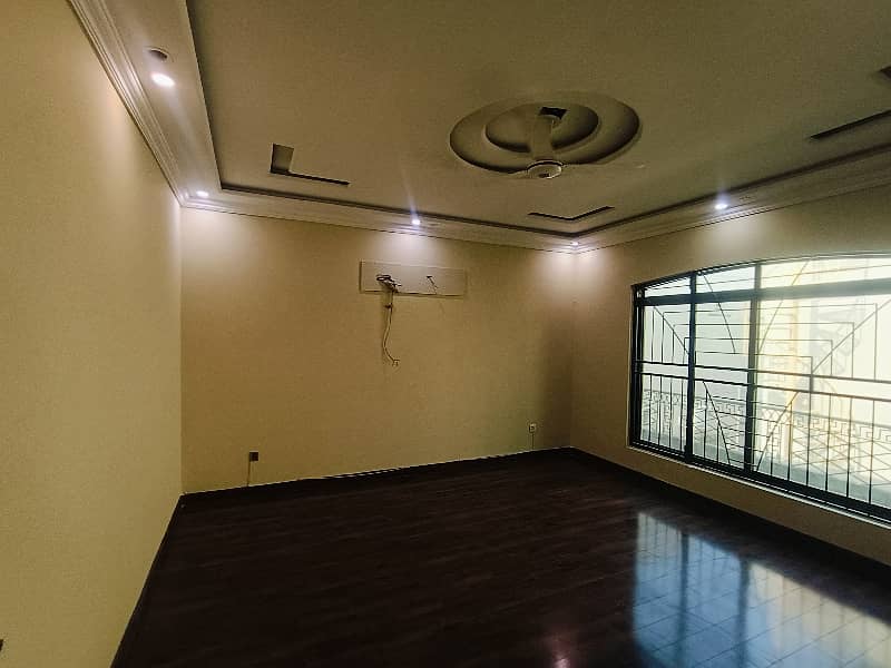 ONE KANAL BEAUTIFUL HOUSE AVAILABLE FOR RENT IN DHA PHASE 3 4