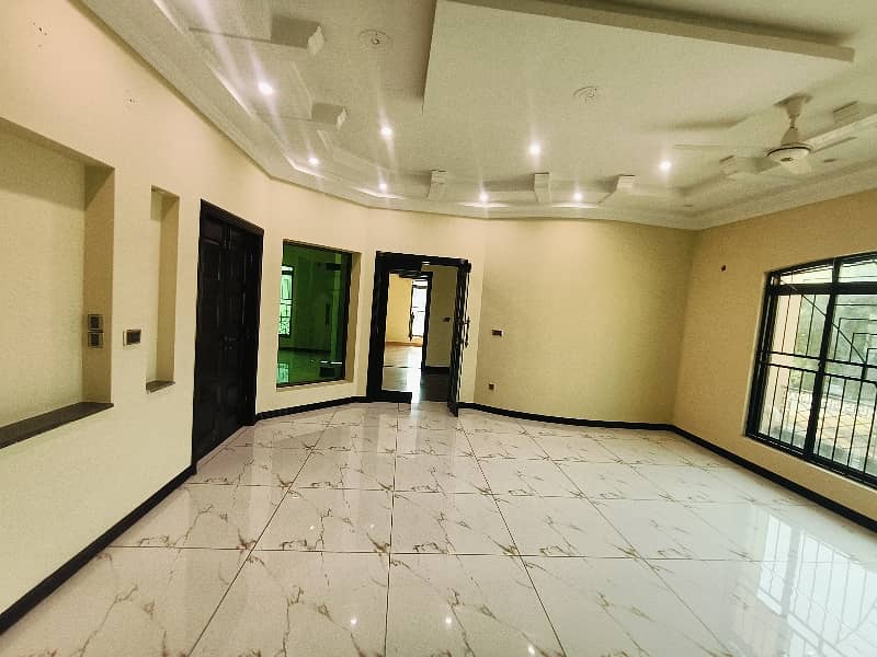 ONE KANAL BEAUTIFUL HOUSE AVAILABLE FOR RENT IN DHA PHASE 3 10