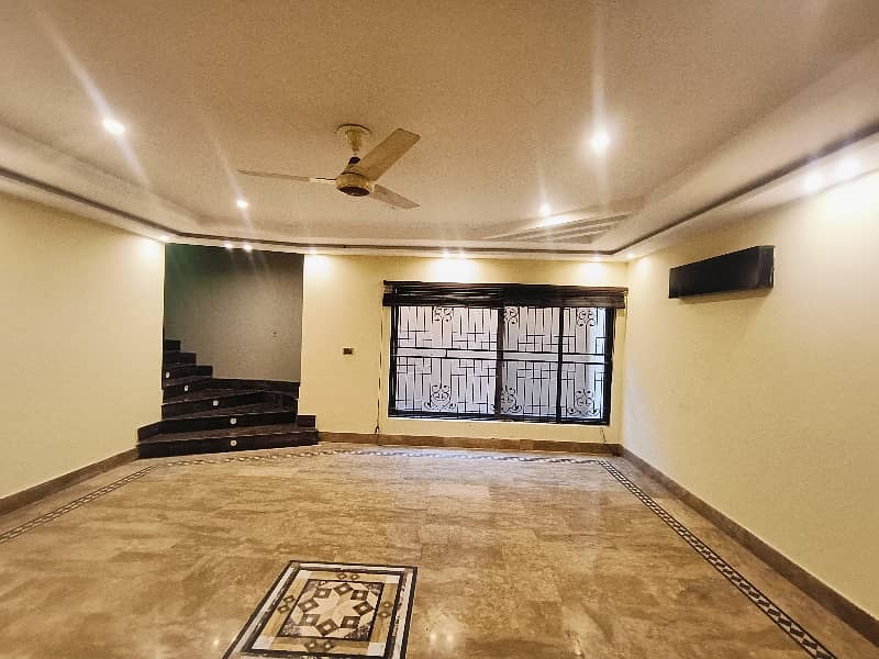 ONE KANAL BEAUTIFUL HOUSE AVAILABLE FOR RENT IN DHA PHASE 3 21