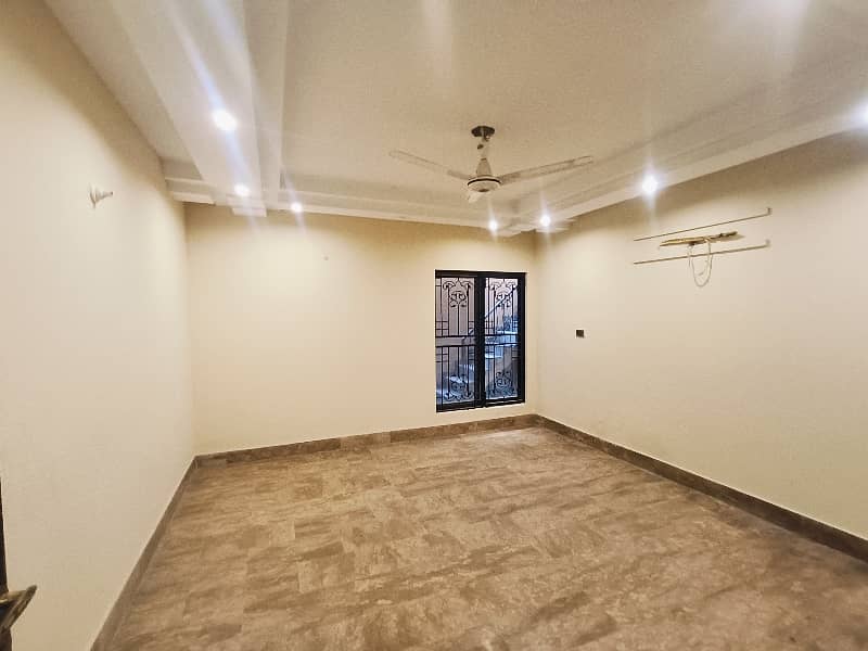 ONE KANAL BEAUTIFUL HOUSE AVAILABLE FOR RENT IN DHA PHASE 3 23