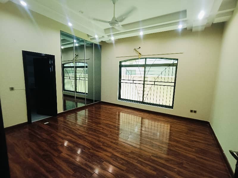 ONE KANAL BEAUTIFUL HOUSE AVAILABLE FOR RENT IN DHA PHASE 3 26