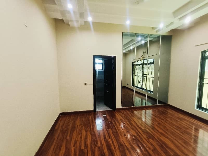 ONE KANAL BEAUTIFUL HOUSE AVAILABLE FOR RENT IN DHA PHASE 3 27