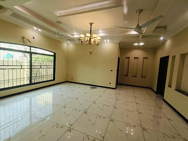 ONE KANAL BEAUTIFUL HOUSE AVAILABLE FOR RENT IN DHA PHASE 3 32