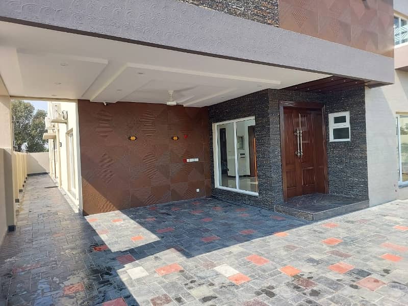 ONE KANAL BEAUTIFUL HOUSE AVAILABLE FOR RENT IN DHA PHASE 3 0