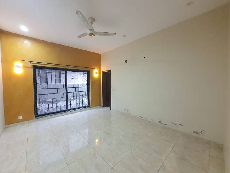 ONE KANAL BEAUTIFUL HOUSE AVAILABLE FOR RENT IN DHA PHASE 5 10