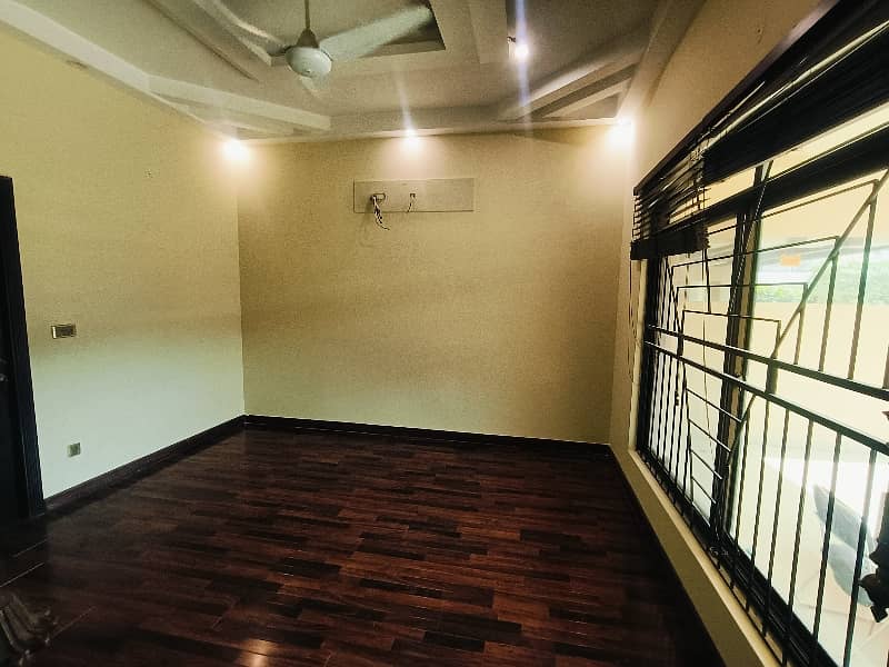 ONE KANAL BEAUTIFUL HOUSE AVAILABLE FOR RENT IN DHA PHASE 5 37