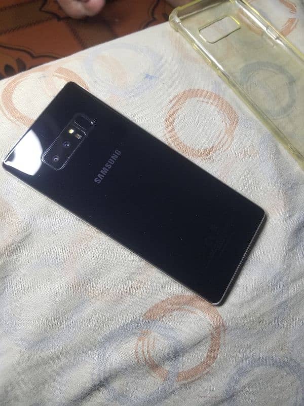 Samsung Galaxy Note 8 Logo pe roka howa he 1