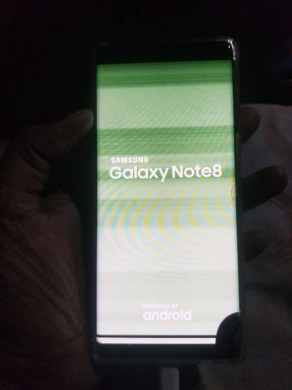 Samsung Galaxy Note 8 Logo pe roka howa he 3