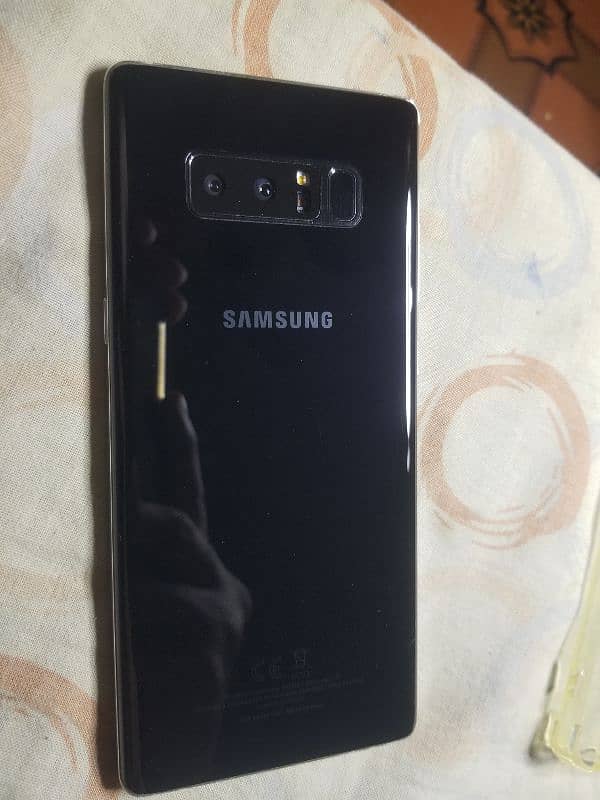 Samsung Galaxy Note 8 Logo pe roka howa he 8